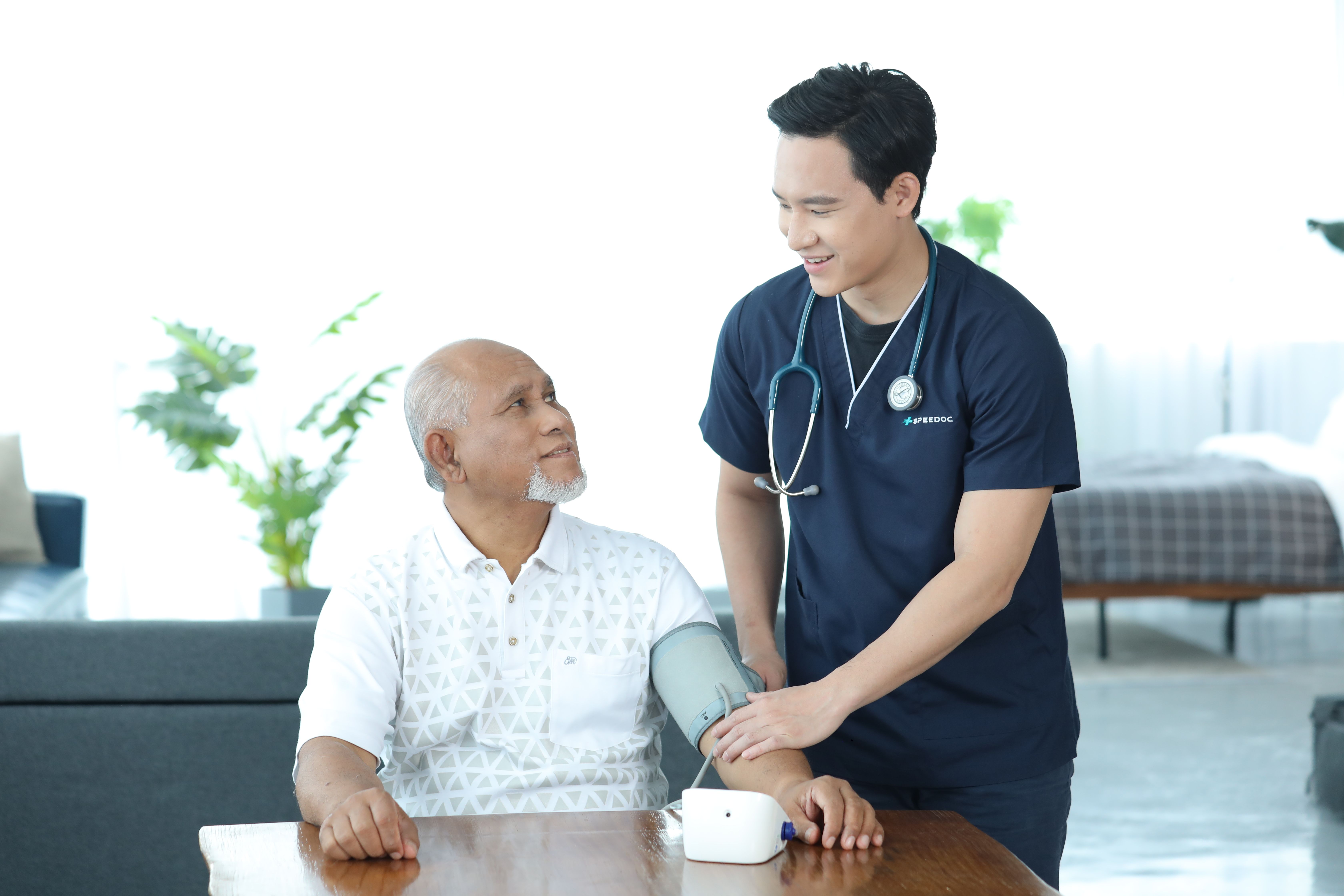 Elderly man with Speedoc nurse